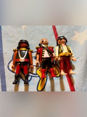 Vintage 3 Playmobil pirates  action figures